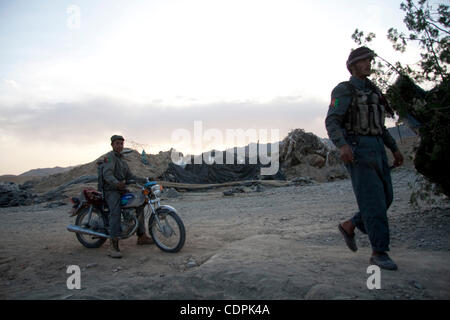 25 abr, 2011 - Naw Zad, Helmand, Afganistán - Afganos policías nacionales llegan a la sede de la policía en la localidad de Naw Zad en Naw Zad distrito en la provincia de Helmand, Afganistán, el lunes. El jefe de policía de distrito, ABDULLAH FARIDI tiene un feroz anti-- programa de amapola y es conocido por haber eradicat