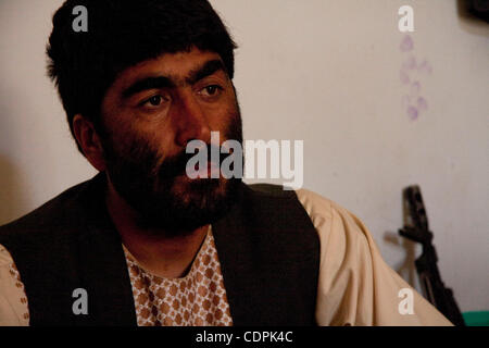 25 abr, 2011 - Naw Zad, Helmand, Afganistán - Naw Zad distrito el jefe de la Policía Nacional Afgana, ABDULLAH FARIDI, desde la aldea de Surkano en la zona se encuentra en su oficina durante una reunión con los corresponsales y los Marines de Estados Unidos en el cuartel de la policía en la localidad de Naw Zad en el distrito de Naw Zad