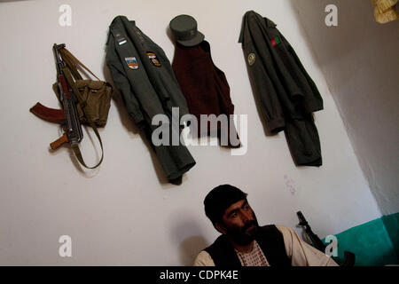 25 abr, 2011 - Naw Zad, Helmand, Afganistán - Naw Zad distrito el jefe de la Policía Nacional Afgana, ABDULLAH FARIDI, desde la aldea de Surkano en la zona se encuentra en su oficina durante una reunión con los corresponsales y los Marines de Estados Unidos en el cuartel de la policía en la localidad de Naw Zad en el distrito de Naw Zad