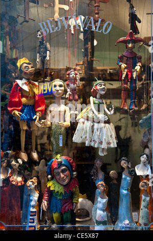 Marionetas tradicionales muestran en una tienda de la Ciudad Vieja en Praga, República Checa Foto de stock