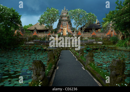 Kemuda pura Taman Saraswati, Ubud, Bali Foto de stock