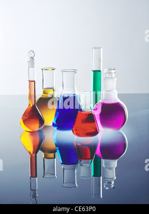 Productos químicos de color en laboratorio Foto de stock
