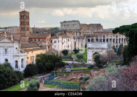 Vista del Coliseo de Roma, Lazio, Italia con el Arco de Tito, y la iglesia de Santa Francisca Romana Foto de stock