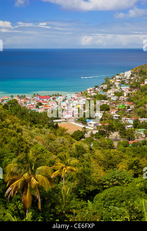 Vista sobre la ciudad de Canarias en la isla caribeña de Santa Lucía, Indias Occidentales Foto de stock
