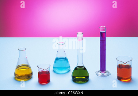 Investigación y desarrollo químicos ; sustancias químicas de colores en matraces de recipientes de vidrio ; india ; asia Foto de stock