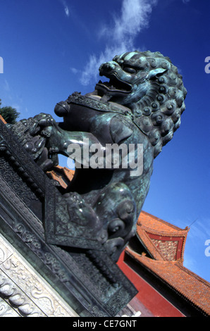 Un león de bronce que protege el acercamiento occidental a la Puerta de la armonía Suprema en la histórica Ciudad Prohibida que era el palacio imperial chino desde la dinastía Ming hasta el final de la dinastía Qing situado en el centro de la capital de Beijing de China