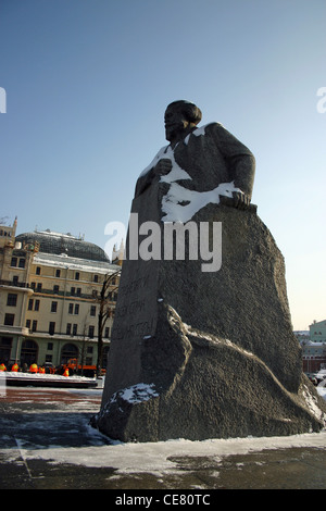 La estatua de Karl Marx en Moscú fuera del Ballet Bolshoi en invierno Foto de stock