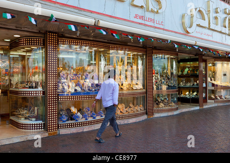 Joyas de oro en escaparate de gold souk, Dubai, Emiratos Árabes Unidos  Fotografía de stock - Alamy