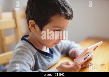 Boy,4,jugando a un juego de ordenador Foto de stock