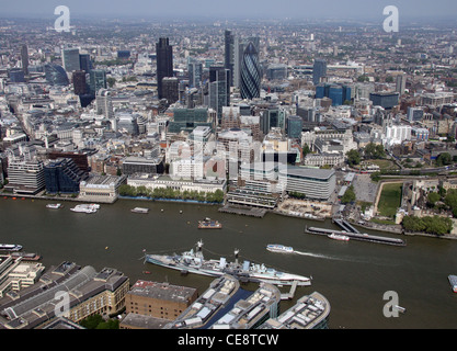Imagen aérea de HMS Belfast y la ciudad de Londres. Foto de stock