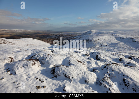 Mediodía Hill y los Tees Valley desde Cronkley cayó en invierno Teesdale superior County Durham UK Foto de stock