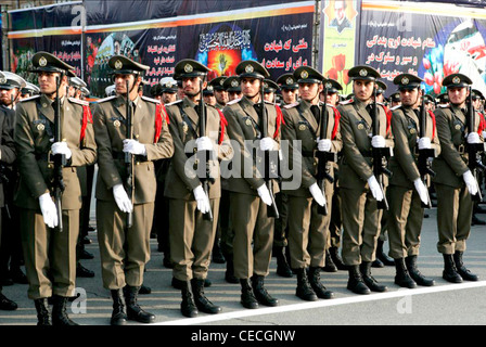 Los oficiales y soldados del ejército iraní durante un desfile en Teherán. Foto de stock