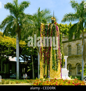 La gran estatua del rey Kamehameha festoneados con leis para celebraciones del Día de Kamehameha Honolulu Hawaii Foto de stock