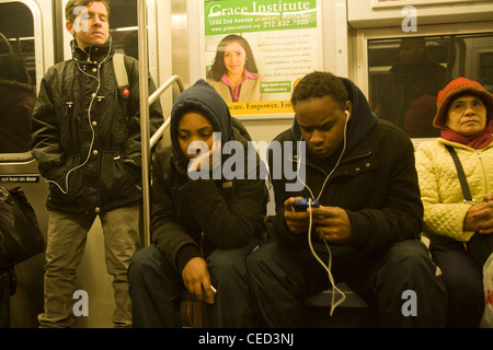 Muchachos adolescentes tome el metro a casa después de la escuela en Brooklyn, NY Foto de stock