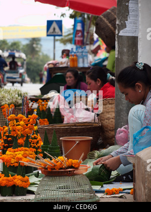Los vendedores ambulantes en la ciudad de Luang Prabang Laos