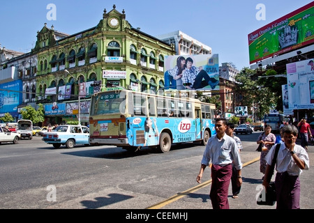 Escena callejera, Yangon (Rangún), Myanmar (Birmania), el Sudeste de Asia Foto de stock