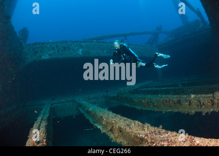 Discover Scuba Diver Radio Victoria en Maldivas Wreck, North Male Atoll, Maldivas, Océano Índico Foto de stock