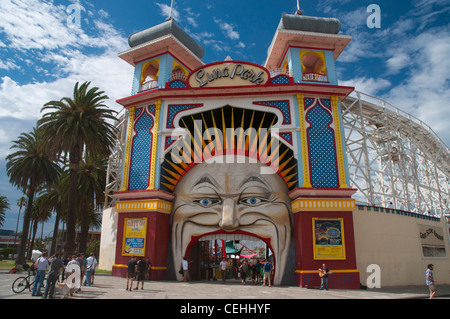 Entrada al Luna Park, el parque de diversiones de un siglo de antigüedad en la zona del embalse en St Kilda en la bahía de Port Phillip.