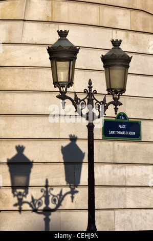 Farolas y sombra en la Place Saint Thomas d'Aquin, París, Francia Foto de stock