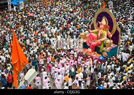 Decenas de personas se reunieron para Ganesha Visarjan procesión en Lalbaug, Mumbai Foto de stock