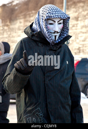 El hombre posando para la cámara llevaba una máscara de Guy Fawkes en la protesta anti-ACTA en Tallinn, Estonia Foto de stock