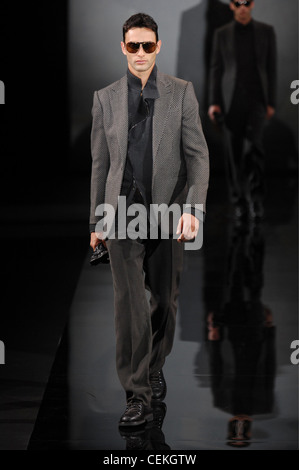 Giorgio Armani Milán listo para ponerse ropa de hombre Otoño Invierno modelo  masculino vestidos de tonos grises tintados y traje chaqueta estampada  sobre Fotografía de stock - Alamy