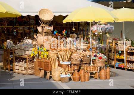 Cestas de mimbre como regalos y recuerdos en la tienda en la calle Marqués  del arco, Segovia, España Fotografía de stock - Alamy