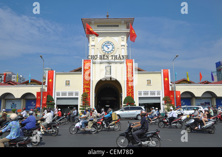 El Mercado Ben Thanh entrada frontal y tráfico, Saigón. Foto de stock