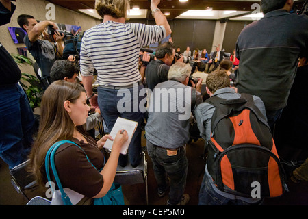 Los fotógrafos y los equipos de televisión cubrir una protesta estudiantil sobre el aumento de matrícula en la Universidad de California en Los Angeles Foto de stock