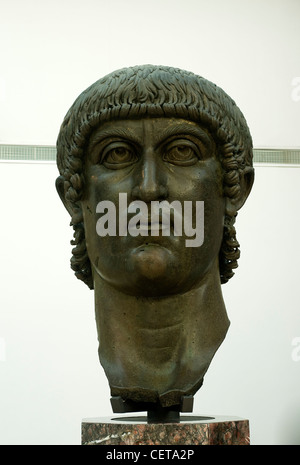 Jefe de la colosal estatua de bronce de Constantino, Exedra de Marco Aurelio, Museos Capitolinos, Roma, Lazio, Italia Foto de stock