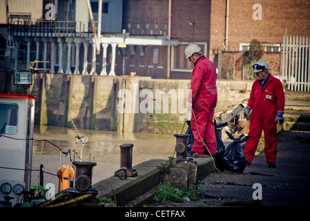 Dos trabajadores en el puerto de Kingston Upon Hull. Foto de stock