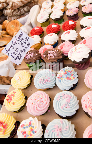 Mercado de la calle Portobello Road , Londres , surtido multicolor hada multicolor Cup Cakes Cup Cakes en etiqueta de precio de calado de panadería Foto de stock