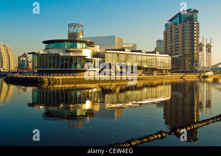 La luz de la mañana en el Centro de Arte Lowry, Salford Quays, Greater Manchester Foto de stock