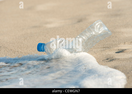 Abandonded botella de plástico en la playa