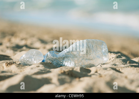 Botella de plástico vacía sobre la playa, el enfoque selectivo