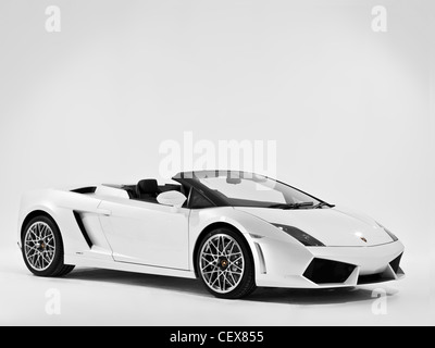 Lamborghini blanco convertible con espacio de copia Fotografía de stock -  Alamy