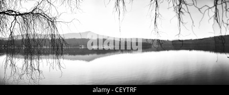 Panorámica romántica en blanco y negro lago de Viverone, Novara Foto de stock
