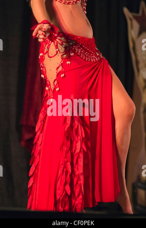 Bella bailarina de danza del vientre en traje rojo celebración velo,  aislado Fotografía de stock - Alamy