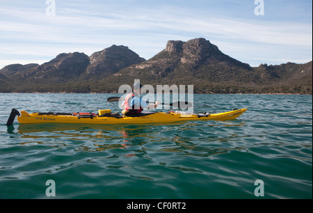 Kayak debajo de los peligros en el parque nacional Freycinet, Tasmania Foto de stock