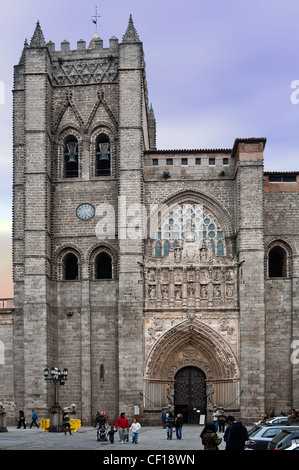 Portal de entrada por la fachada principal con su torre de la Catedral de Ávila, Castilla y León, España, Europa, la UE Foto de stock