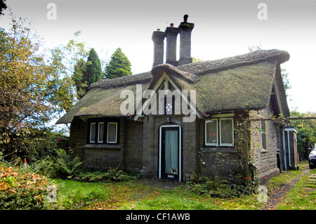 Antigua casita de paja en los terrenos del parque Singleton, Swansea. Foto de stock