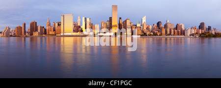 Horizonte de Manhattan visto desde el East River, en Nueva York, Estados Unidos de América Foto de stock