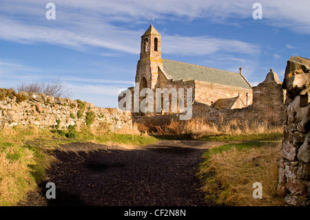 La iglesia parroquial de Santa María, la Virgen, Lindisfarne. La iglesia parroquial anglicana es reputado para pararse en el sitio de la original