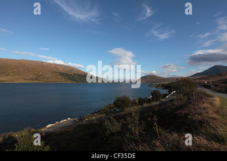 Vista desde Dunan en la Isla de Skye en Loch na Cairidh a la isla de Scalpay. Foto de stock