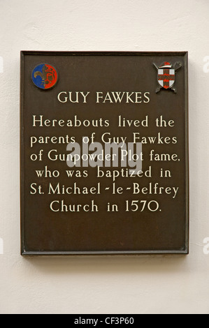 Una placa en un edificio en Stonegate, York indicando que los padres vivían hereabouts de Guy Fawkes. Foto de stock