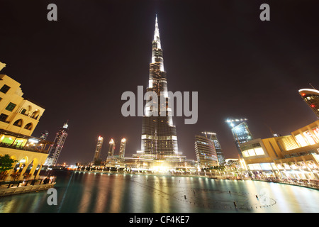 Rascacielos Burj Dubai y fuente de noche vista general, Dubai, Emiratos Árabes Unidos. Foto de stock