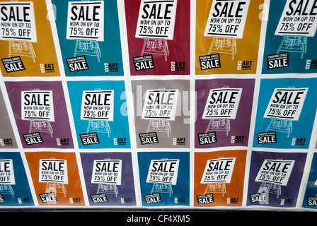 Bold y coloridos carteles de "Se vende" en la pantalla en la ventana de la CASS ART LONDON. Foto de stock