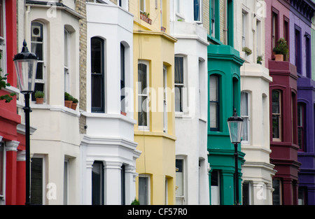 Una fila de coloridas casas adosadas en Talbot Road en Notting Hill.