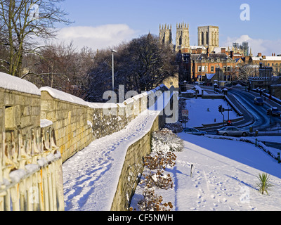 York Minster en invierno desde las murallas de la ciudad. Foto de stock