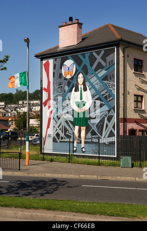 Un mural sobre el lateral de una casa gratis en Derry, en recuerdo del Domingo Sangriento. Foto de stock